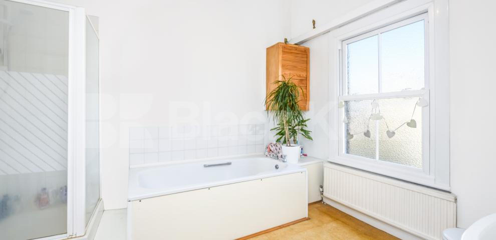 			LET , 3 Bedroom, 1 bath, 1 reception Terraced House			 Henshaw Street, Elephant and Castle